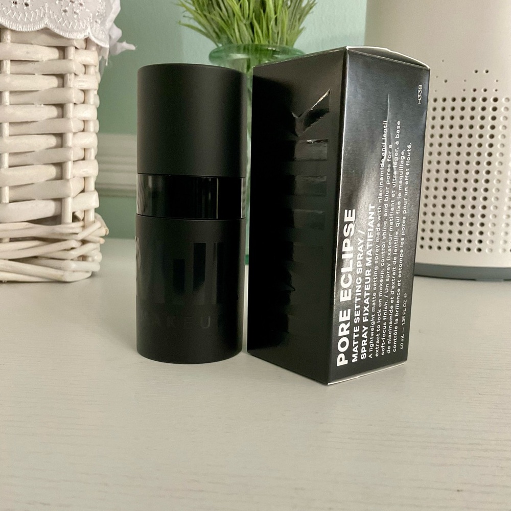 Pore Eclipse Matte Setting Spray
MINI SIZE: 1.35 OZ / 40 ML